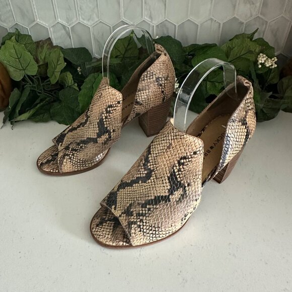 Lucky Brand Womens Snakeskin Textured Peep Toe Block Heel Sandals Size 9M - Picture 2 of 8